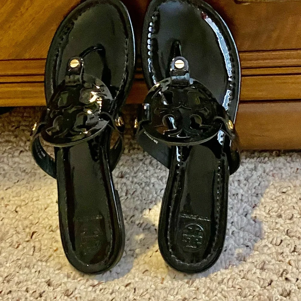 Tory Burch Black Patent Leather Sandals with Iconic Design - Picture 3 of 4
